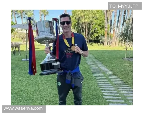 莱万领衔球队新征程展现超凡实力与团队默契的完美结合 莱万领衔球队新征程展现超凡实力与团队默契的完美结合